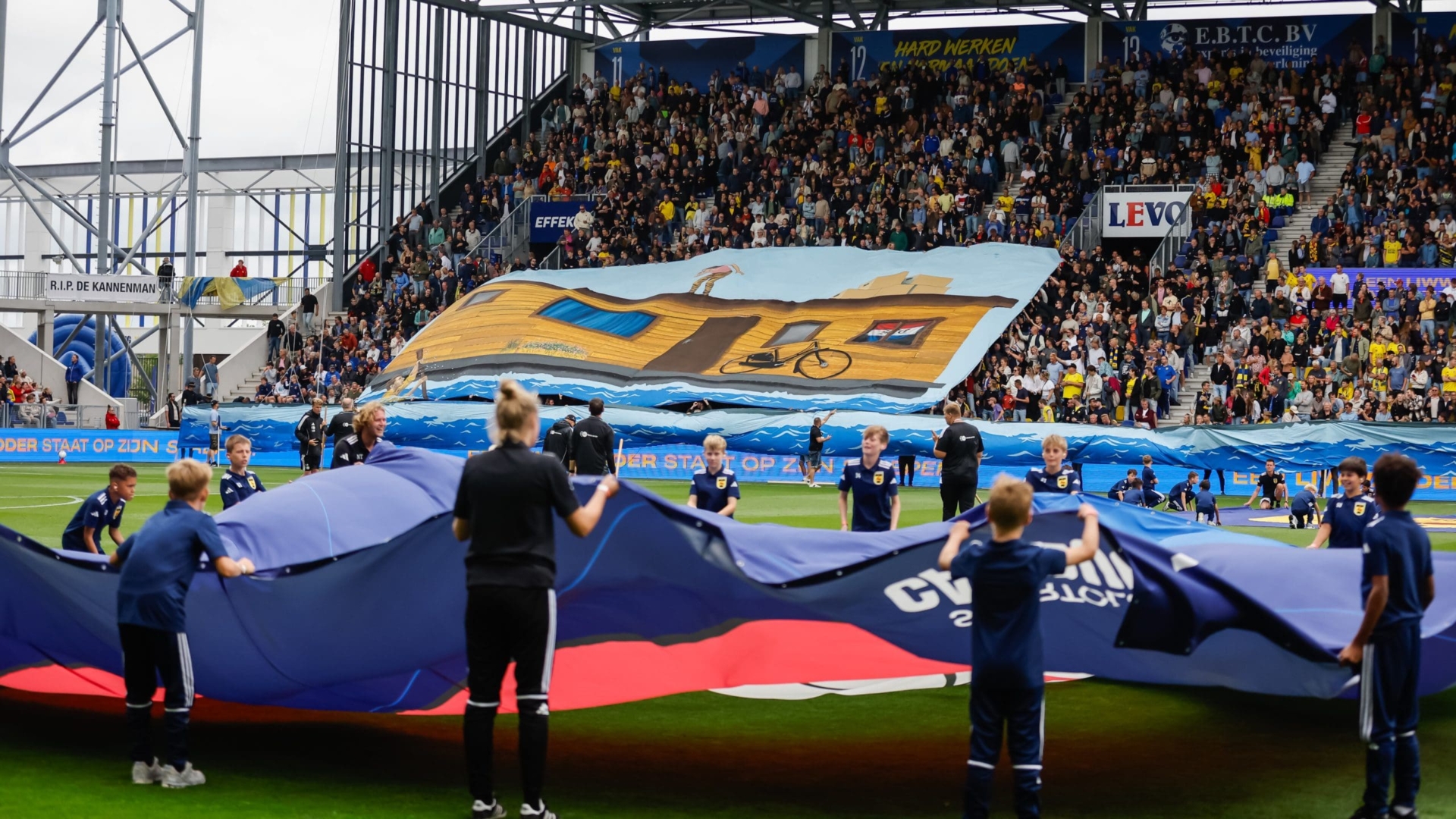 Grandioze officiële opening besloten met oefennederlaag