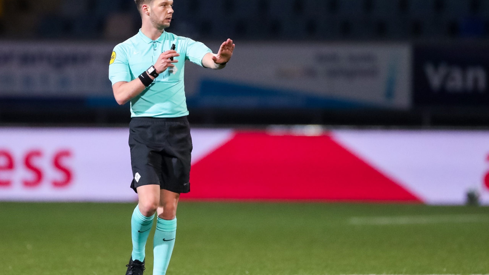 Robin Hensgens scheidsrechter bij FC Eindhoven – SC Cambuur