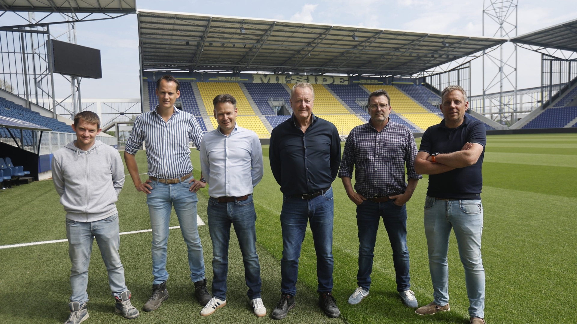 Van Wijnen draagt sleutel Kooi Stadion over aan SC Cambuur