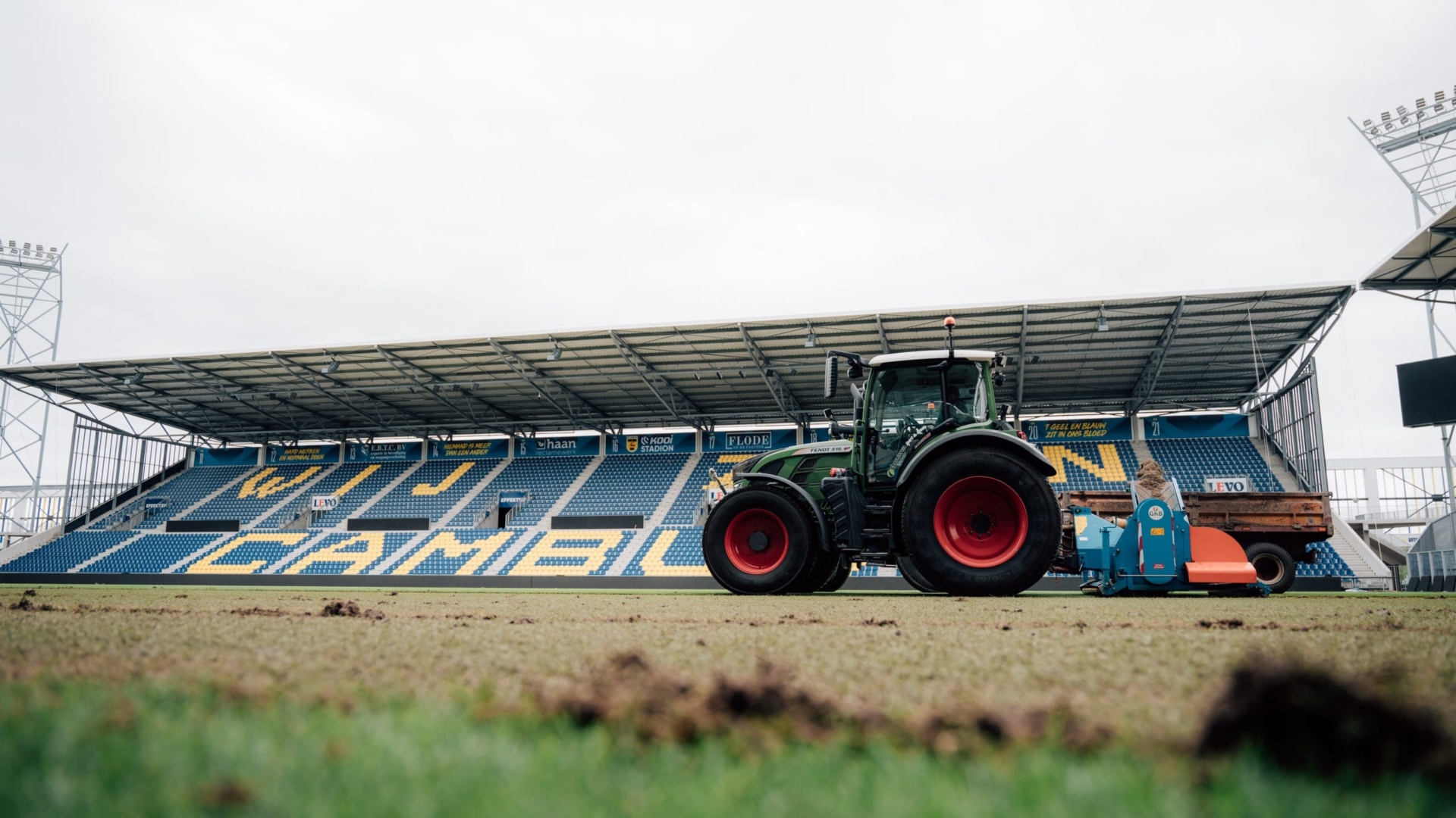 Jaarlijkse zomerrenovatie grasmat Kooi Stadion begonnen