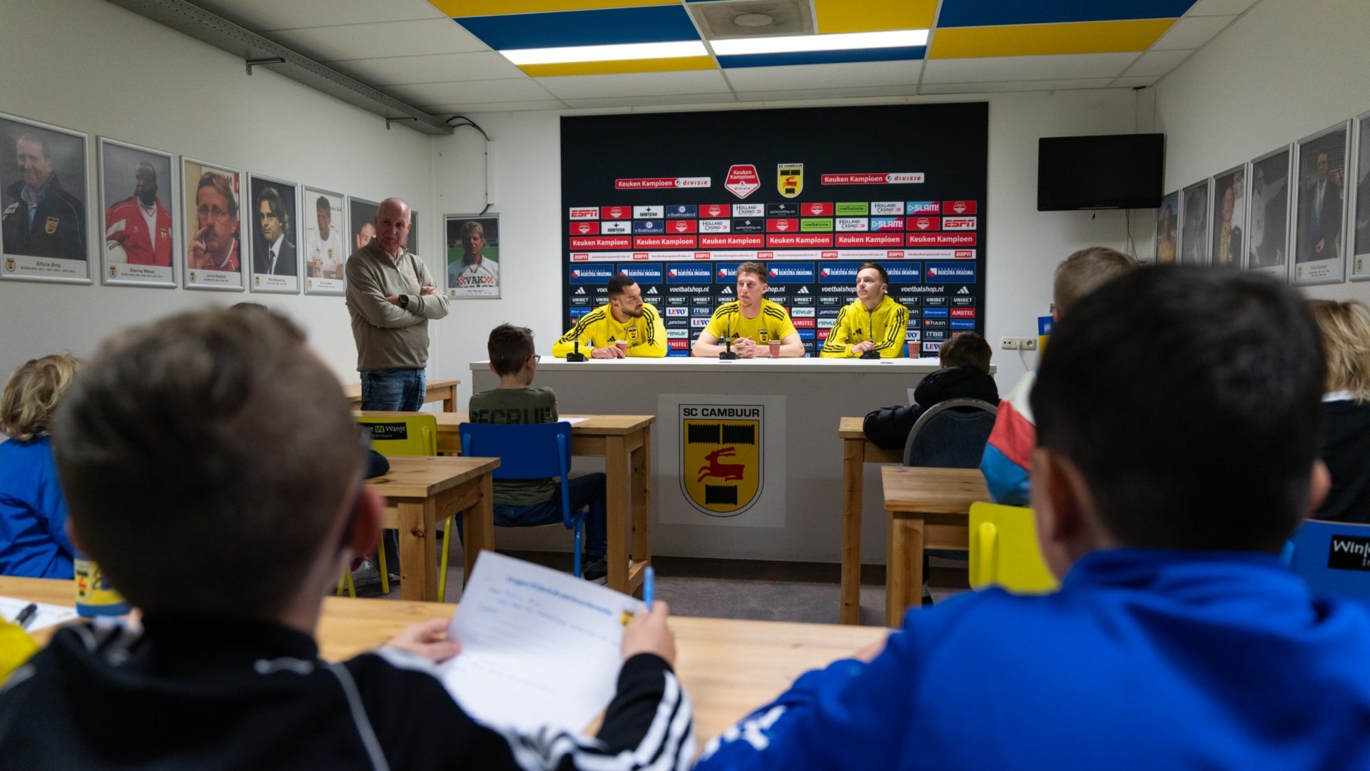 KidsClub-leden vragen spelers het hemd van het lijf