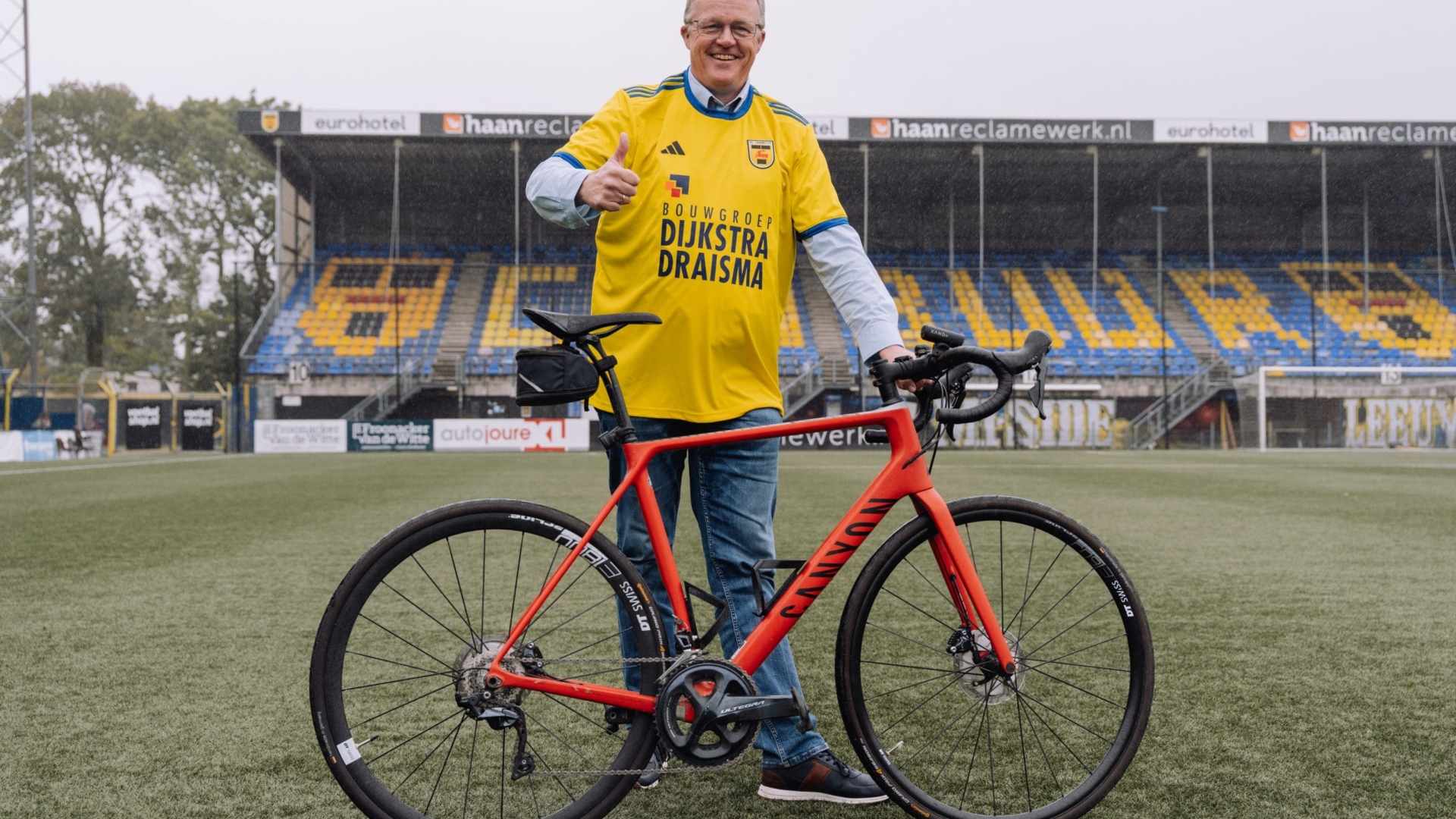 Supporter Oene Koop Teitsma op de fiets naar VVV – SC Cambuur