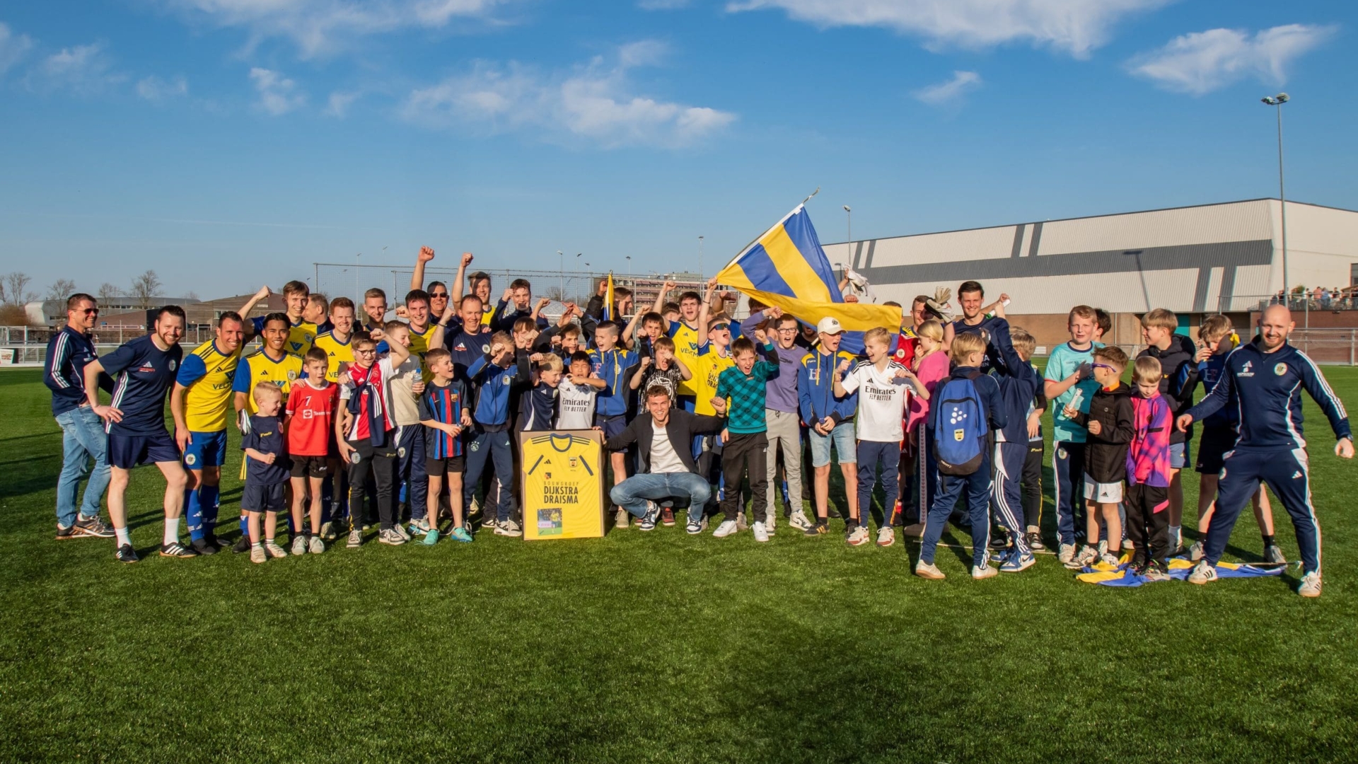 Steyn Potma overhandigt wedstrijdshirt aan SC Franeker