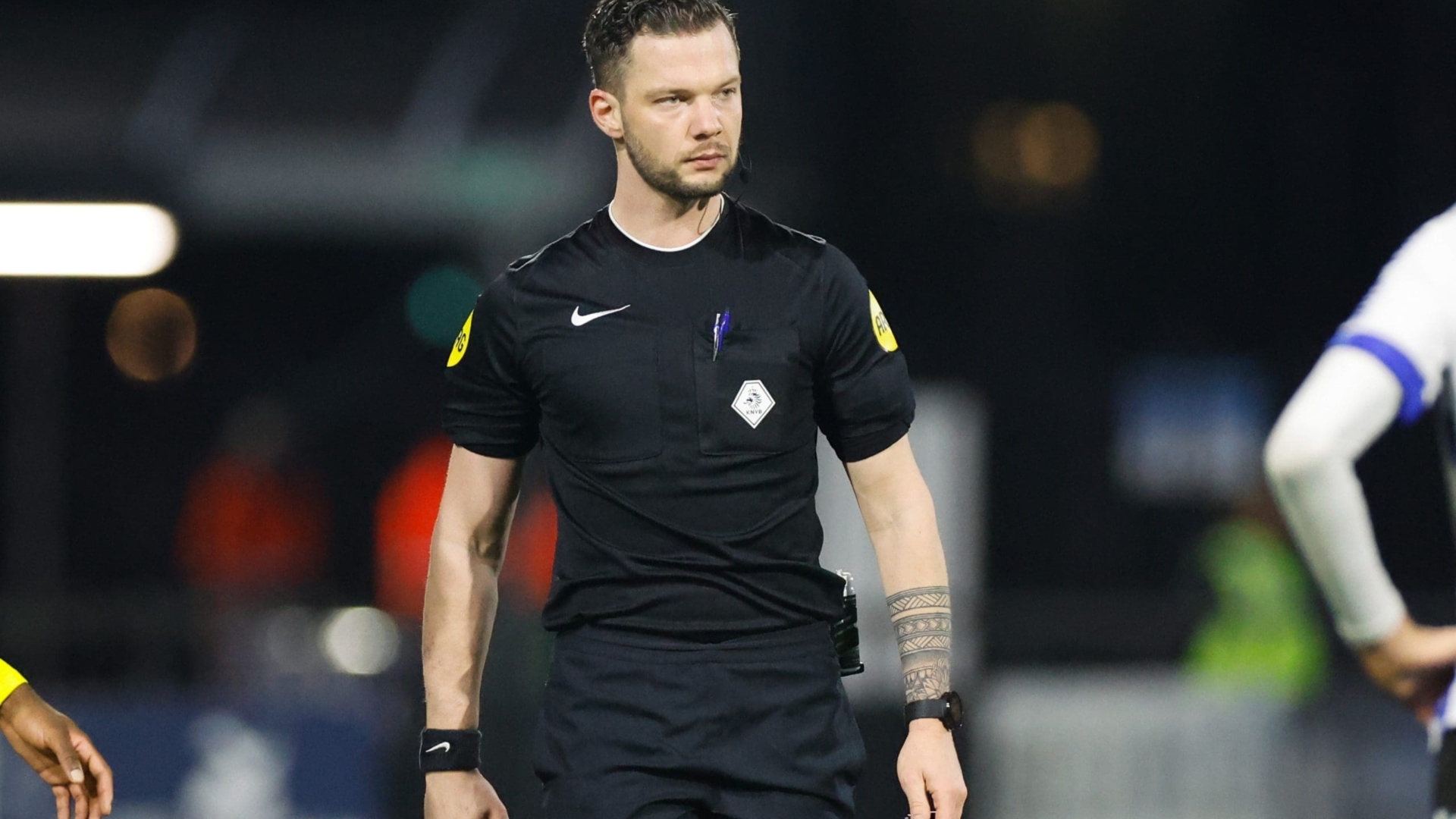 Robin Hensgens scheidsrechter bij FC Emmen – SC Cambuur