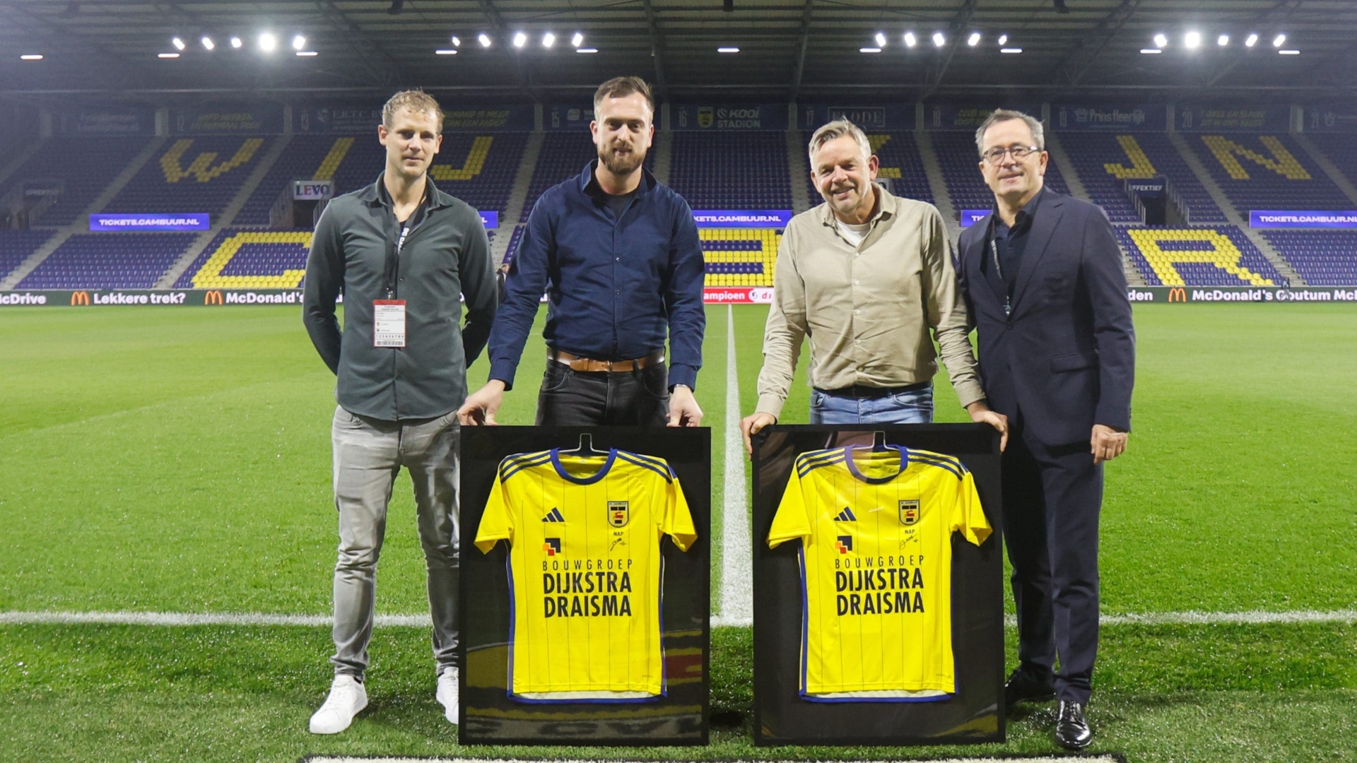 Talent Partners krijgen wedstrijdshirt Jochem Nap overhandigd
