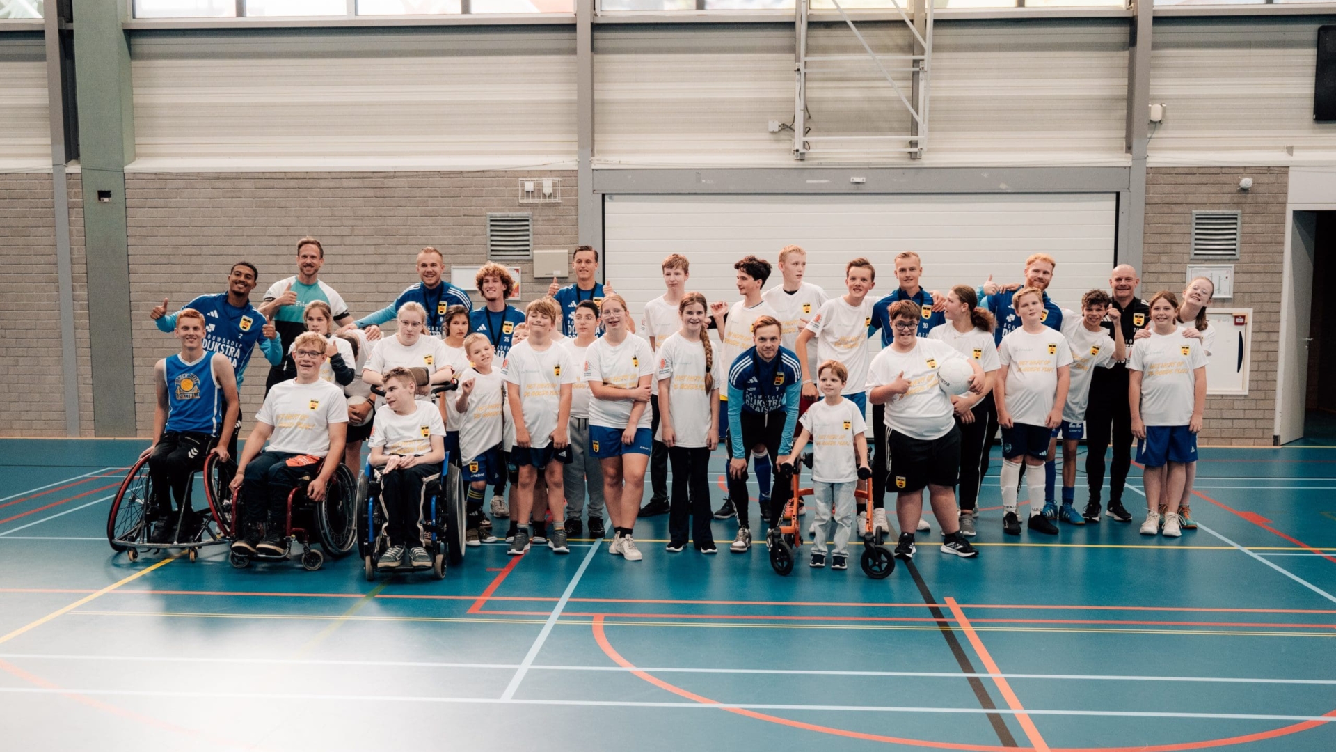 Jongeren krijgen lach niet van hun gezicht op sport- en spelmiddag
