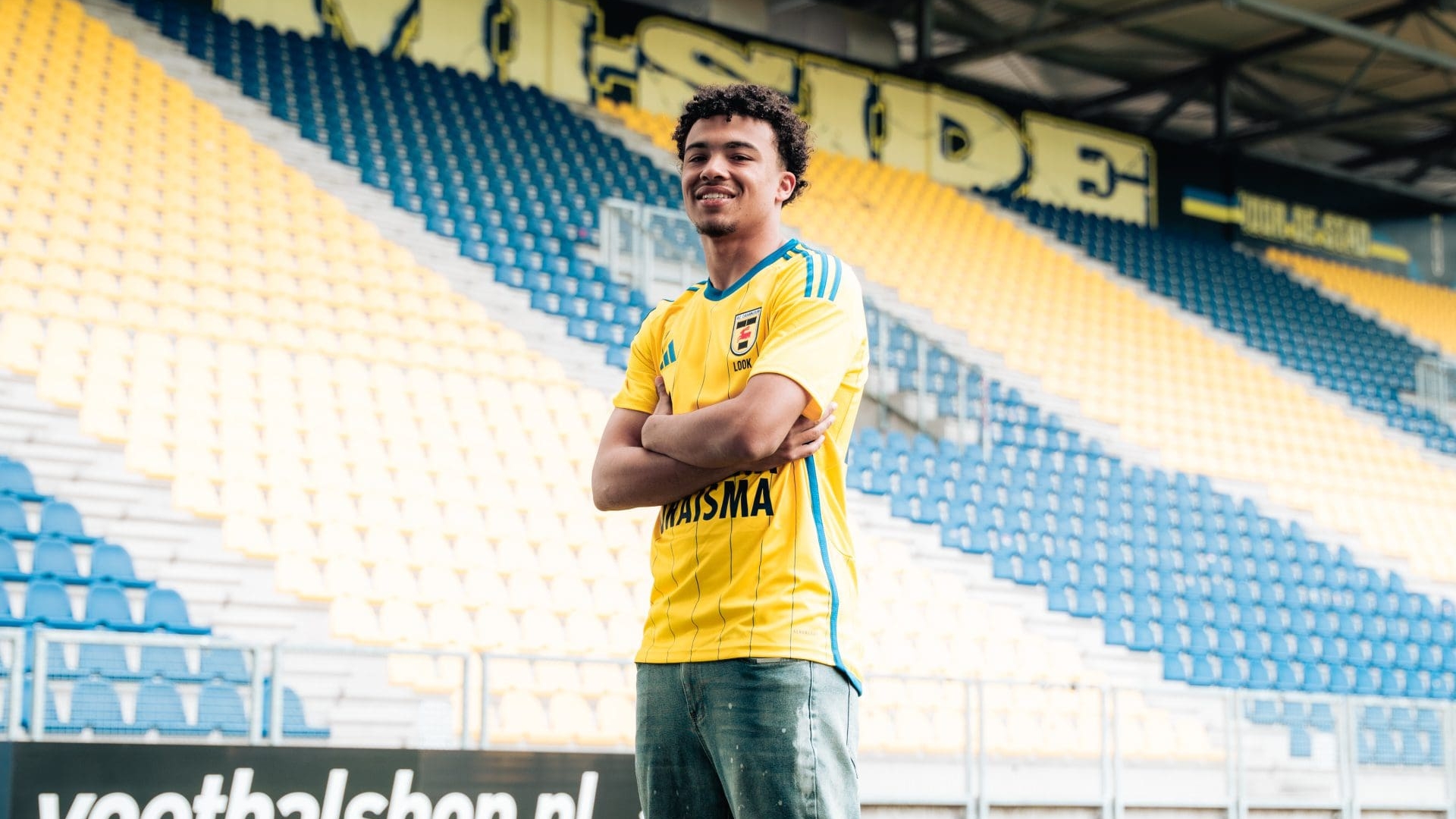 Danyello Look (19) ondertekent eerste profcontract