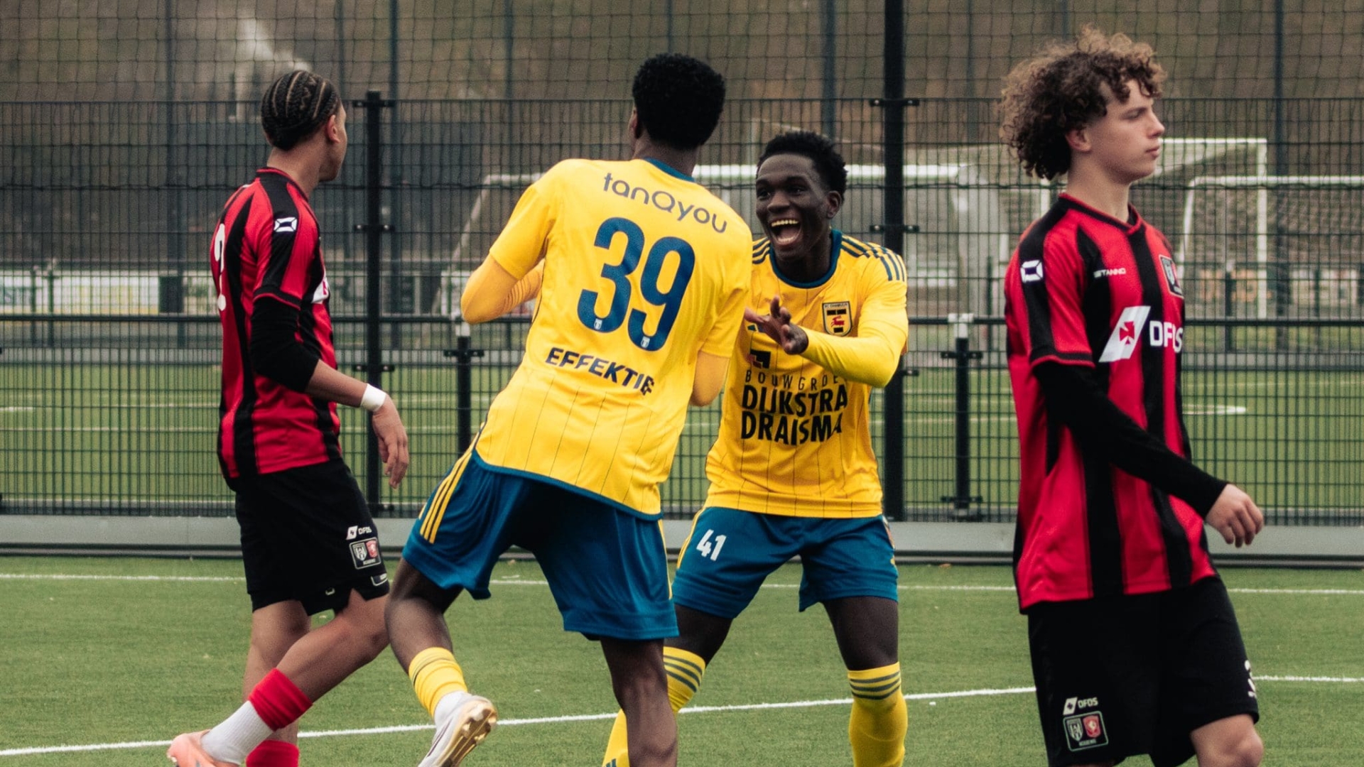 Overzicht jeugdopleiding: O17 knokt zich naar drie punten