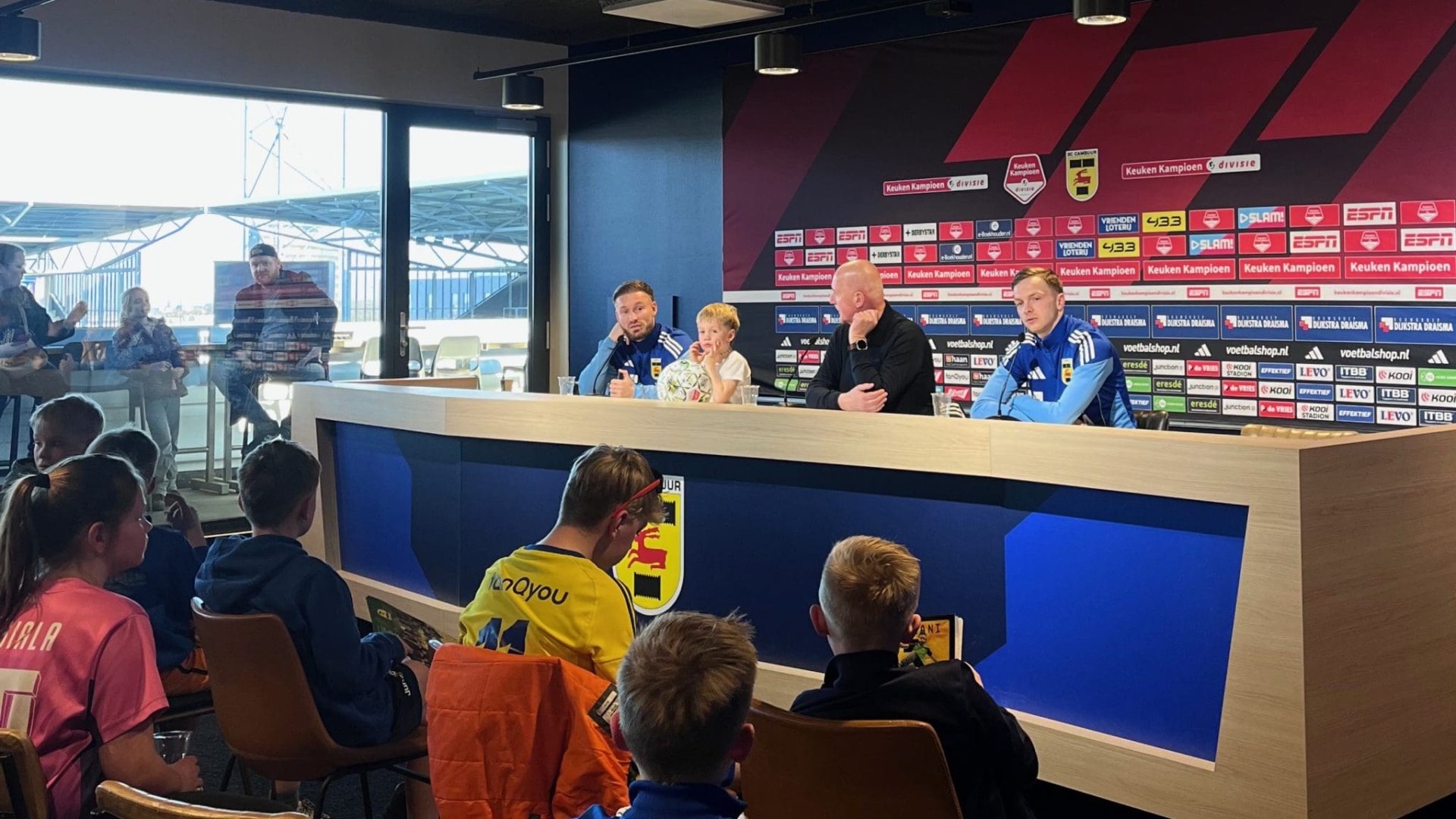 KidsClub-leden vragen Mark Diemers en Remco Balk het hemd van het lijf